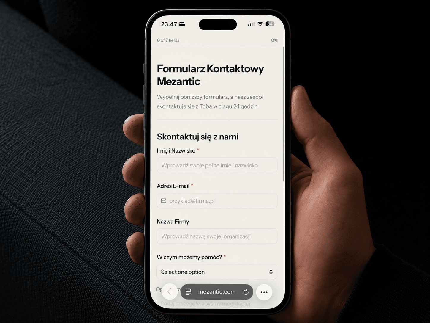 Formularz kontaktowy Mezantic otwarty na telefonie trzymanym w dłoni